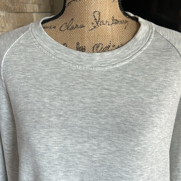 Lou & Gray signature soft plush marled gray hi lo crew neck sweatshirt - Picture 2 of 16
